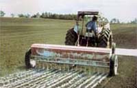 炭酸カルシウム肥料トラクター散布写真